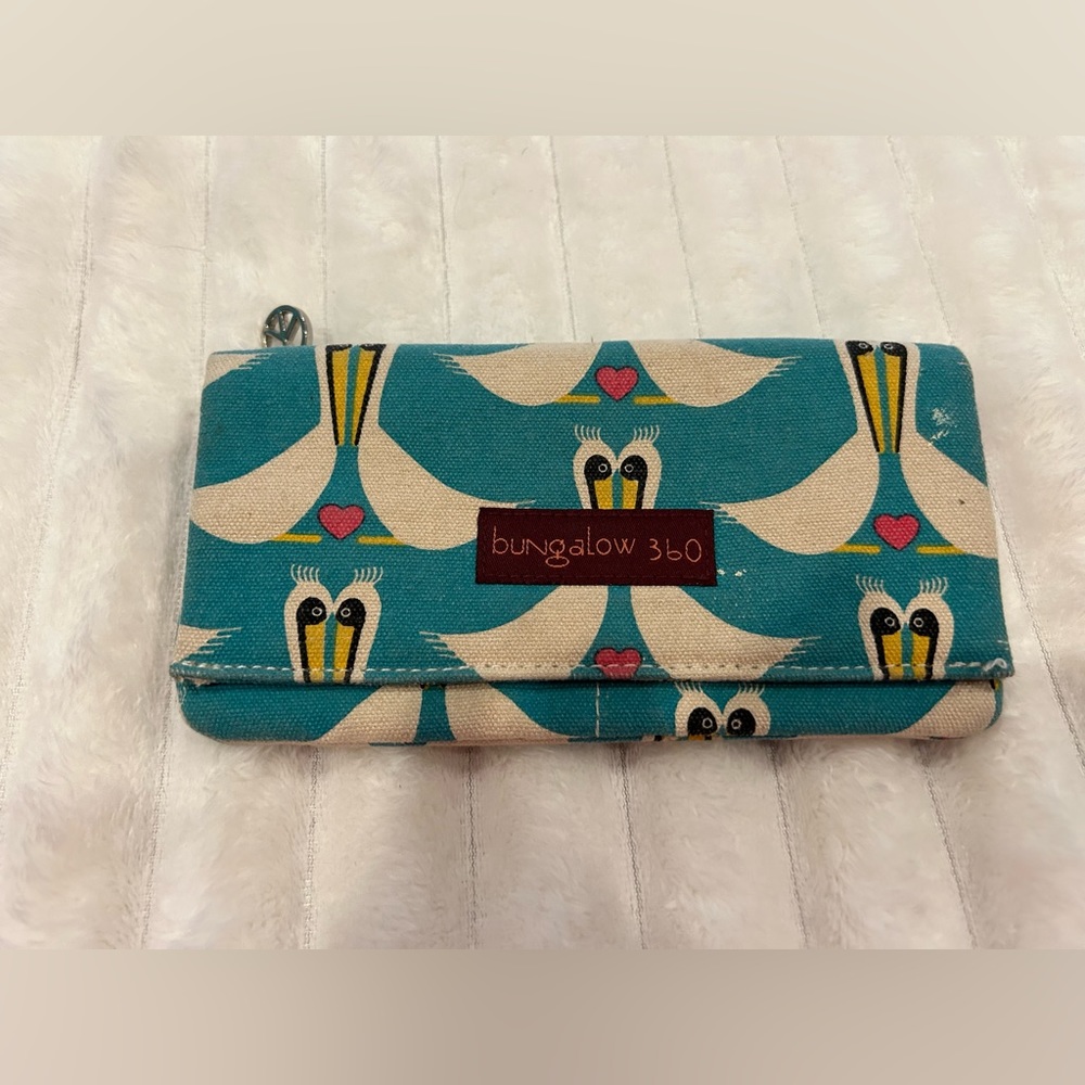 Bungalow 360 wallet in flamingo pattern